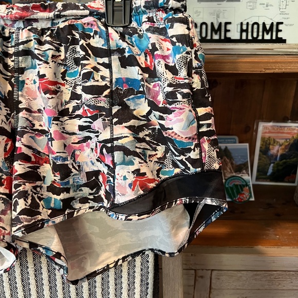 Lululemon women’s hotty hot short II size 10 tall - Picture 3 of 11